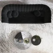 صورة كنبة مخملية سوداء - 3 مقاعد وأرجل ذهبية فاخرة - لونارا