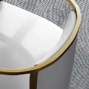 صورة لويـس كرسي عصري – أناقة الجلد الصناعي بقاعدة ذهبية