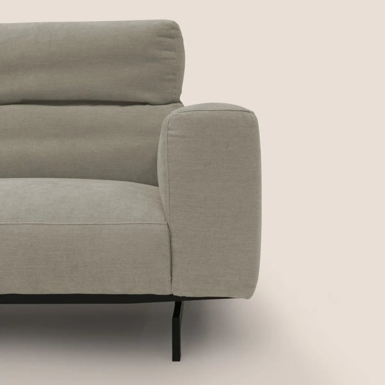 صورة أوليفارو – كنبة بثلاثة مقاعد بتصميم منخفض – بلون بيج رملي وأرجل سوداء مطفية