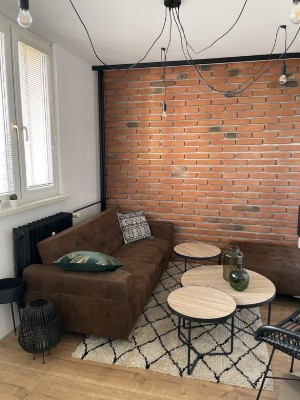 صورة أليس – طاولات قهوة متداخلة من الخشب الطبيعي والمعدن – طقم من ٣ قطع