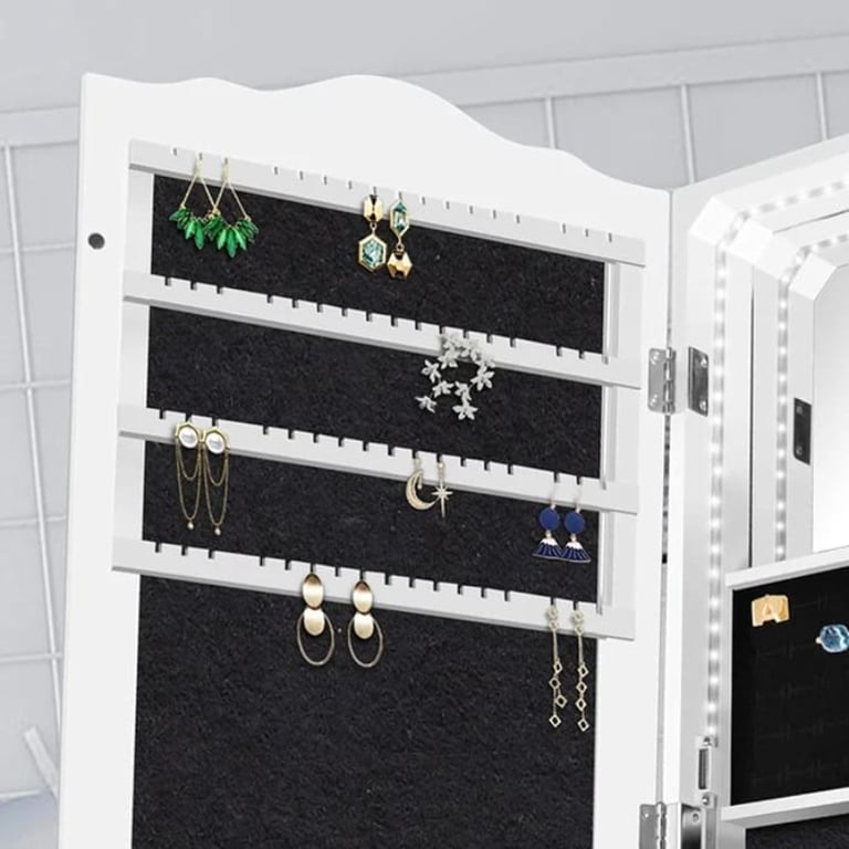 صورة رومانا خزانة اكسسوارات ومرآة طويلة