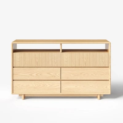 صورة ميريلّا – كومود من الخشب الطبيعي بـ 8 أدراج بتصميم عصري مخدّد