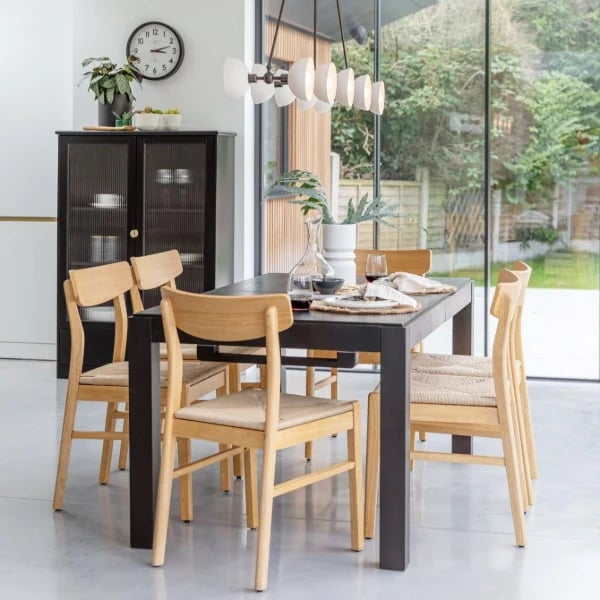 صورة كرسي طعام إلفن من الخشب الطبيعي بمقعد منسوج وظهر منحني