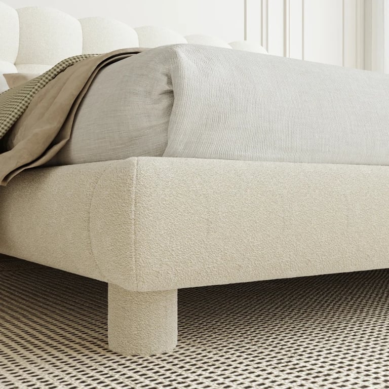 صورة السرير المُنجّد “كلوديل” بقاعدة من الخشب الطبيعي – بتصميم منحنيات ناعمة