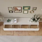 صورة أوريك – وحدة تلفزيون كلاسيكية من الخشب الطبيعي بـ 4 أدراج ورفوف مفتوحة