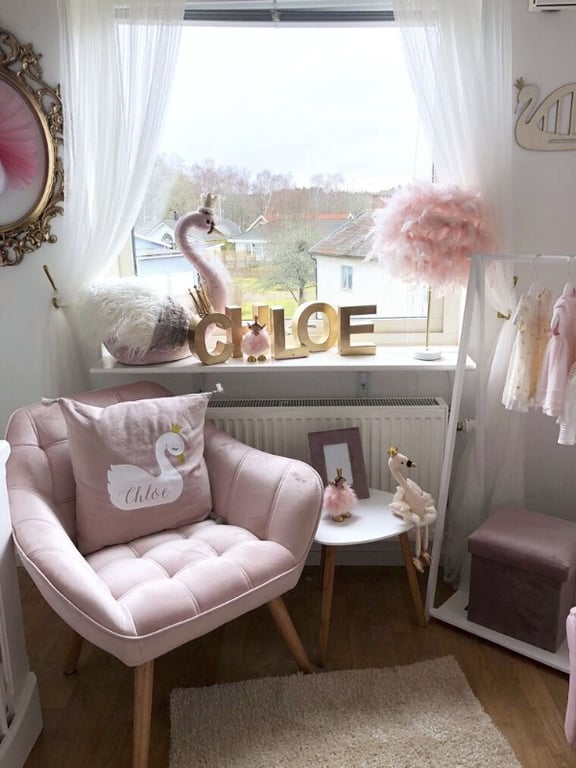 صورة كرسي ميلو بحواف مستديرة – تنجيد ناعم وأرجل خشبية