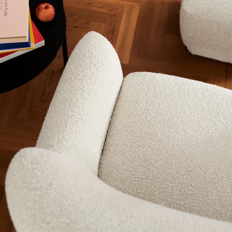 صورة كرسي لوڤيا المُدمج – خشب طبيعي بانحناءات ناعمة