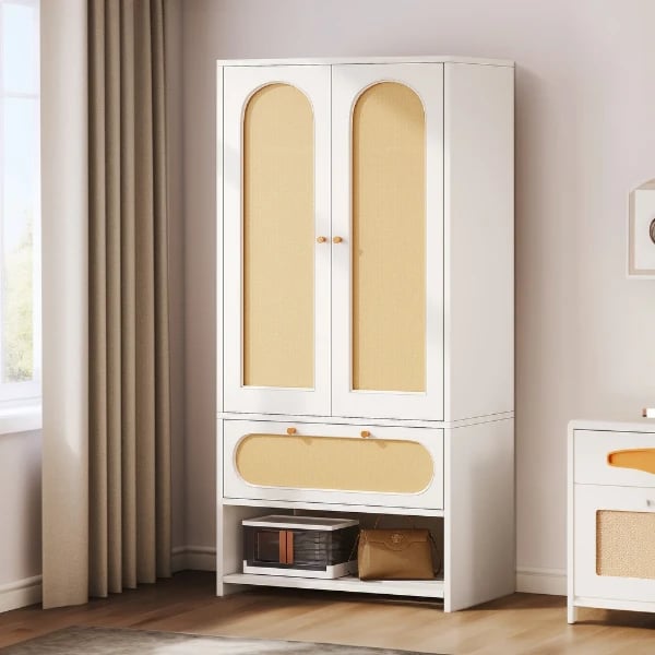 صورة دولاب حديث خشب طبيعي مع راتان -باچيرو