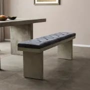 صورة كرسي ريفن المخملي – لمسة من الخشب الطبيعي