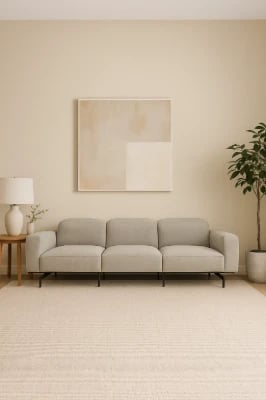 صورة أوليفارو – كنبة بثلاثة مقاعد بتصميم منخفض – بلون بيج رملي وأرجل سوداء مطفية