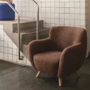 صورة كرسي لوڤيا المُدمج – خشب طبيعي بانحناءات ناعمة