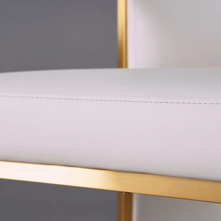 صورة لويـس كرسي عصري – أناقة الجلد الصناعي بقاعدة ذهبية