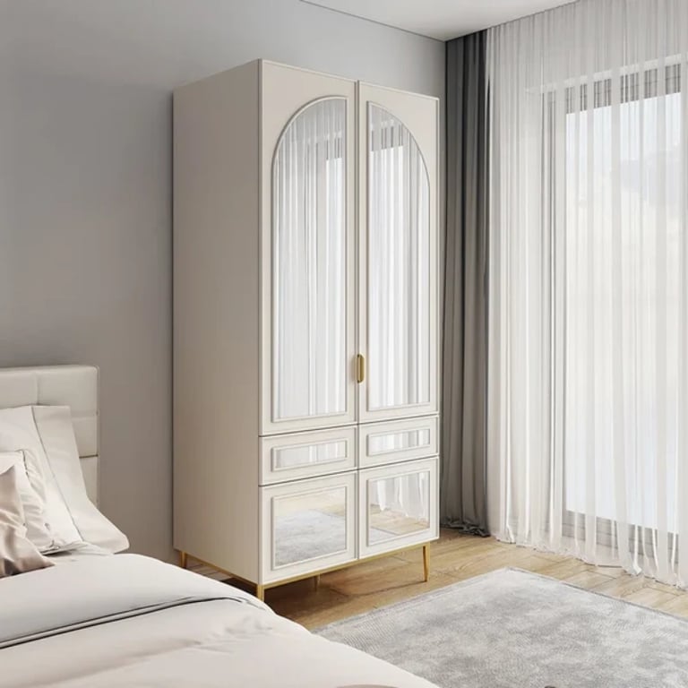 صورة خزانة ملابس أنيقة بمرآة -مارشيد