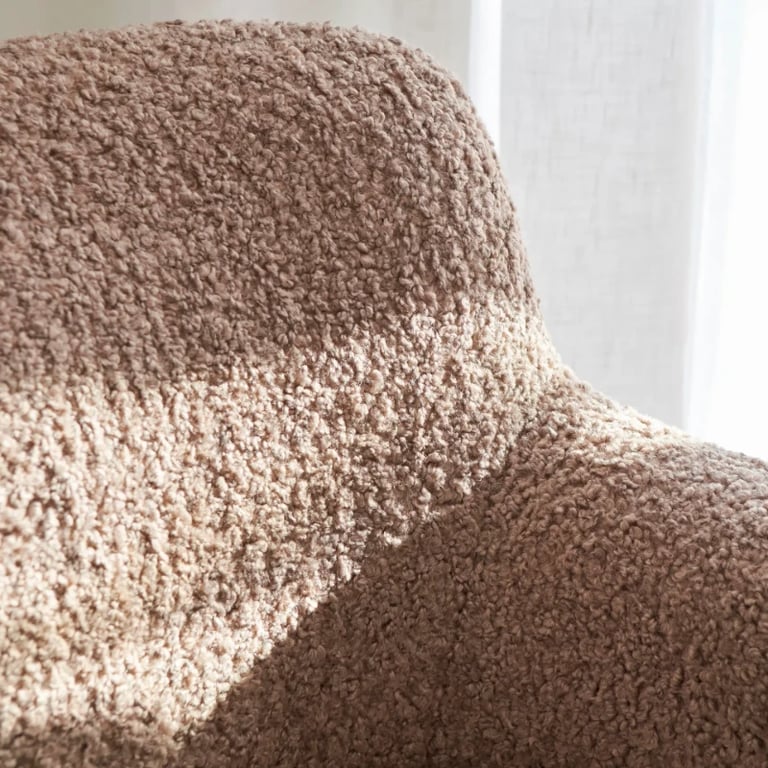 صورة كرسي لوڤيا المُدمج – خشب طبيعي بانحناءات ناعمة