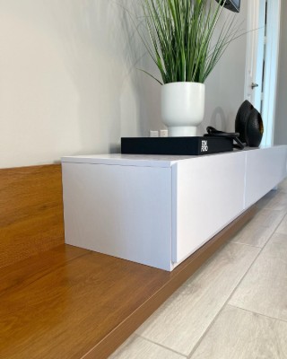 صورة وحدة تلفزيون لوناۤرا قابلة للتوسيع – خشب طبيعي مع 3 أدراج تخزين