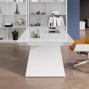 صورة ليمور – مكتب خشب طبيعي بإطار هندسي