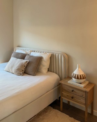 صورة ڤيكتور - طاولة جانبية خشب طبيعي بدرجين