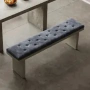 صورة كرسي ريفن المخملي – لمسة من الخشب الطبيعي