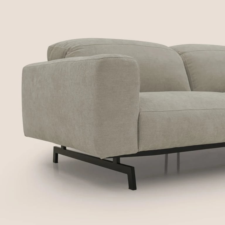 صورة أوليفارو – كنبة بثلاثة مقاعد بتصميم منخفض – بلون بيج رملي وأرجل سوداء مطفية