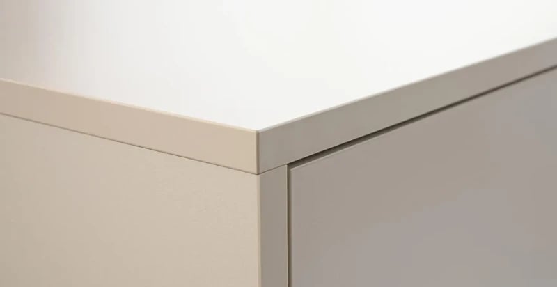 صورة وحدة تلفزيون ميرا – وحدة وسائط بتصميم مينيمالي باللون البيج والأسود