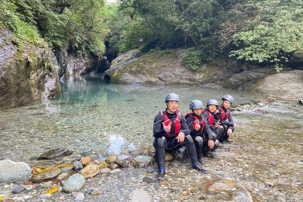 花蓮白鮑溪溯溪開心客人合照 7