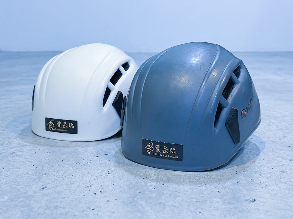 兩頂愛呆玩 Eye Travel Taiwan 認證攀岩安全帽, 白色與灰色硬殼通風設計