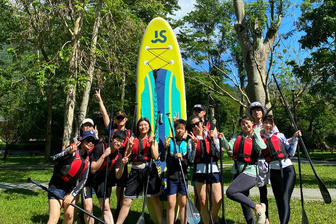 鯉魚潭 SUP 大團體合照, 學員們穿救生衣手持划槳比 V