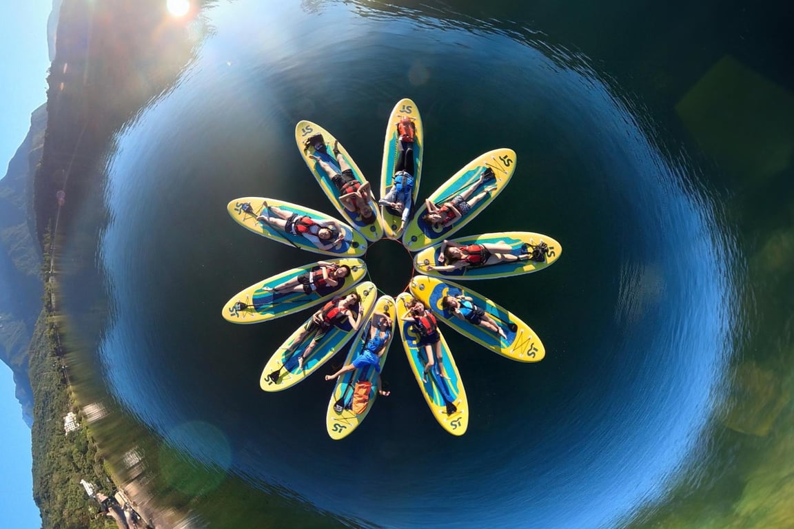 鯉魚潭 SUP 小星球空拍 ── 10 張 SUP 排成花朵, 中央山脈在水面下捲成球體