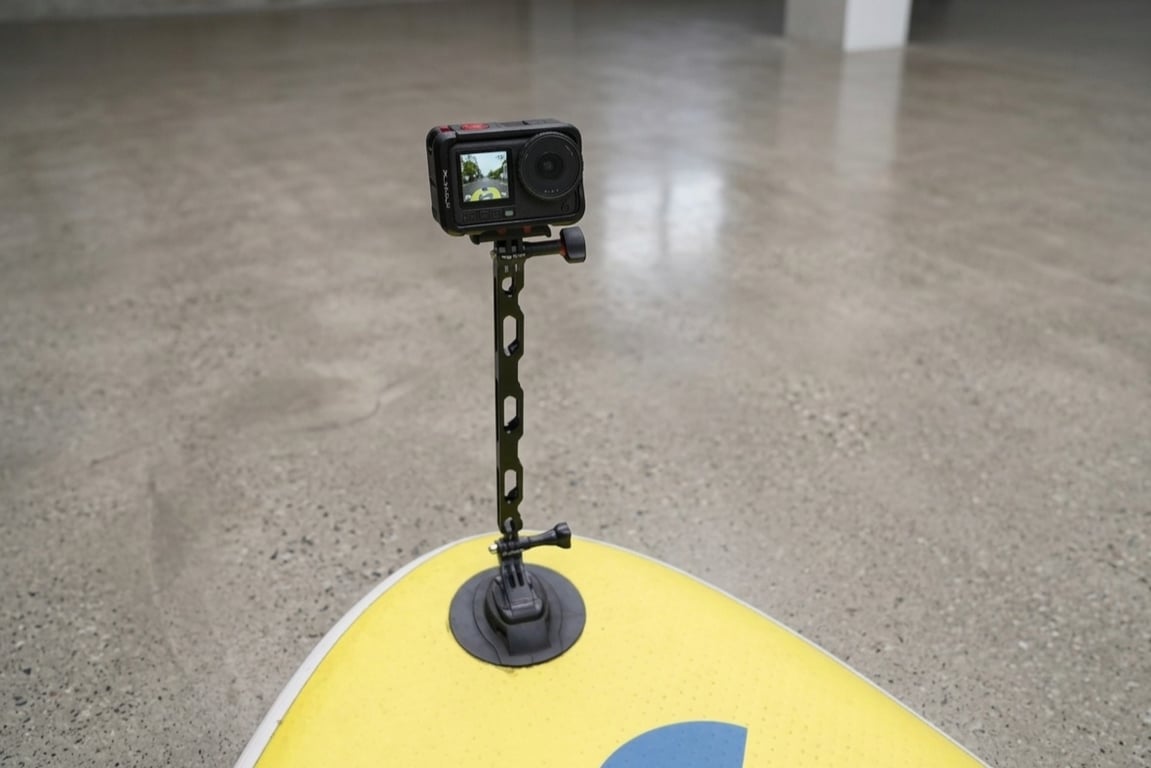 DJI Osmo Action 4K 運動相機透過吸盤固定在黃色 SUP 板頭, 鏡頭朝船尾準備拍攝學員
