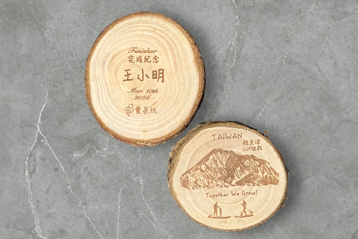 兩枚教練親手打磨的原木 SUP 完成獎牌