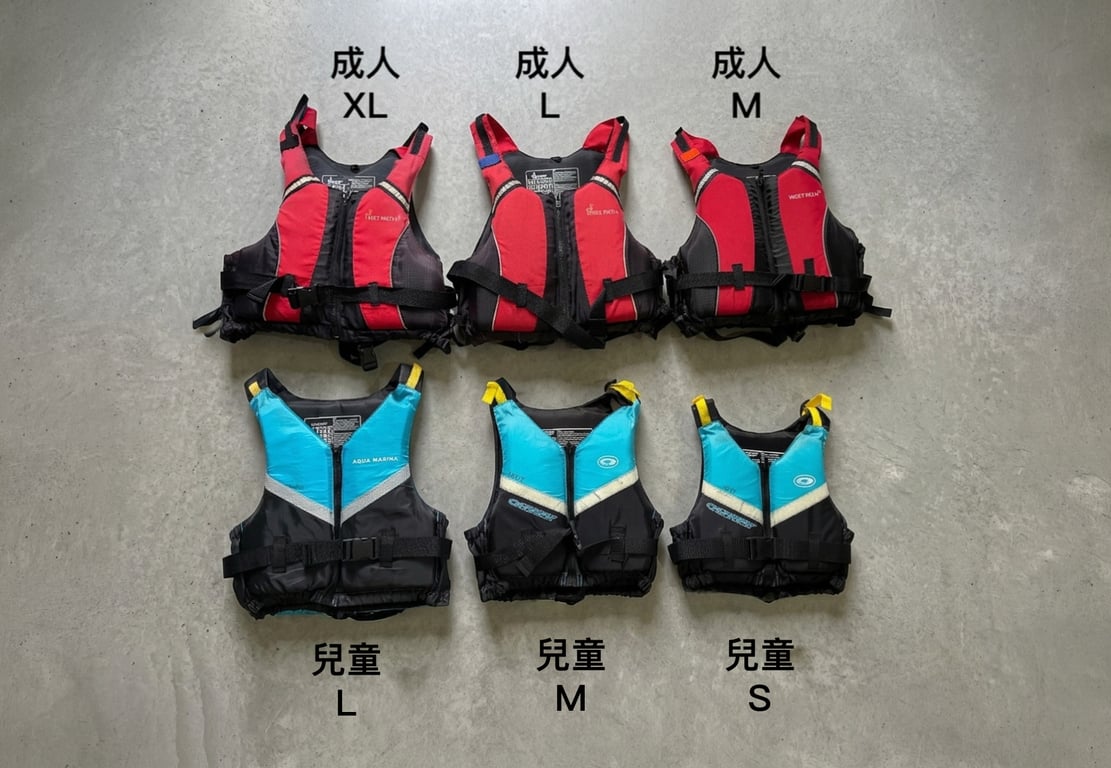 六件救生衣排成上下兩排, 上排成人 XL/L/M 紅色, 下排兒童 L/M/S 藍色, 標示尺寸