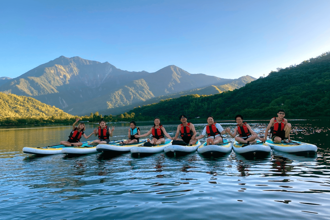 鯉魚潭 SUP 12 人小團合照, 學員 + 教練在湖面上
