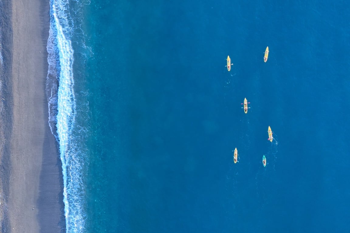 空拍視角 ── 六艘海洋獨木舟橫越深藍太平洋, 旁邊是清水斷崖下的黑沙灘