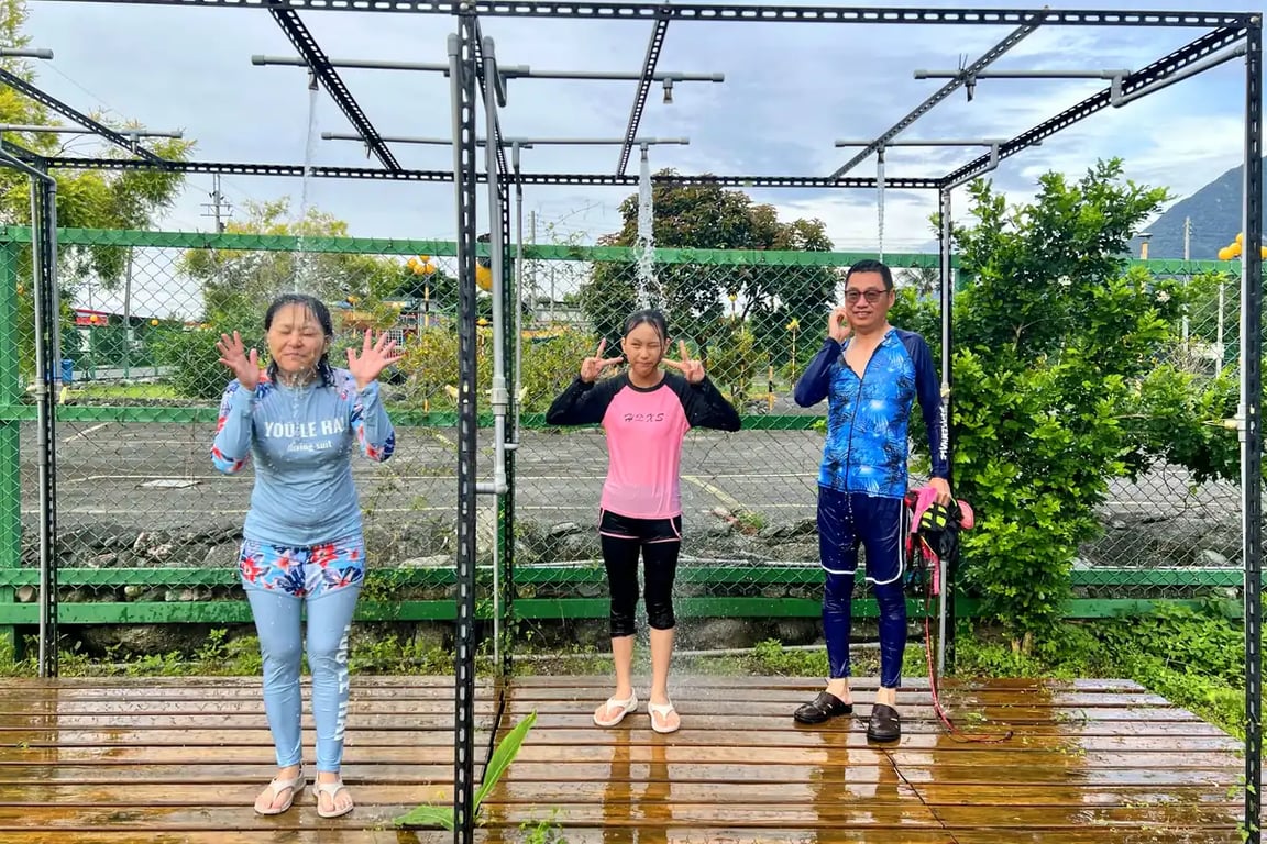 基地戶外冷水沖洗區, 划完用來沖鹹水