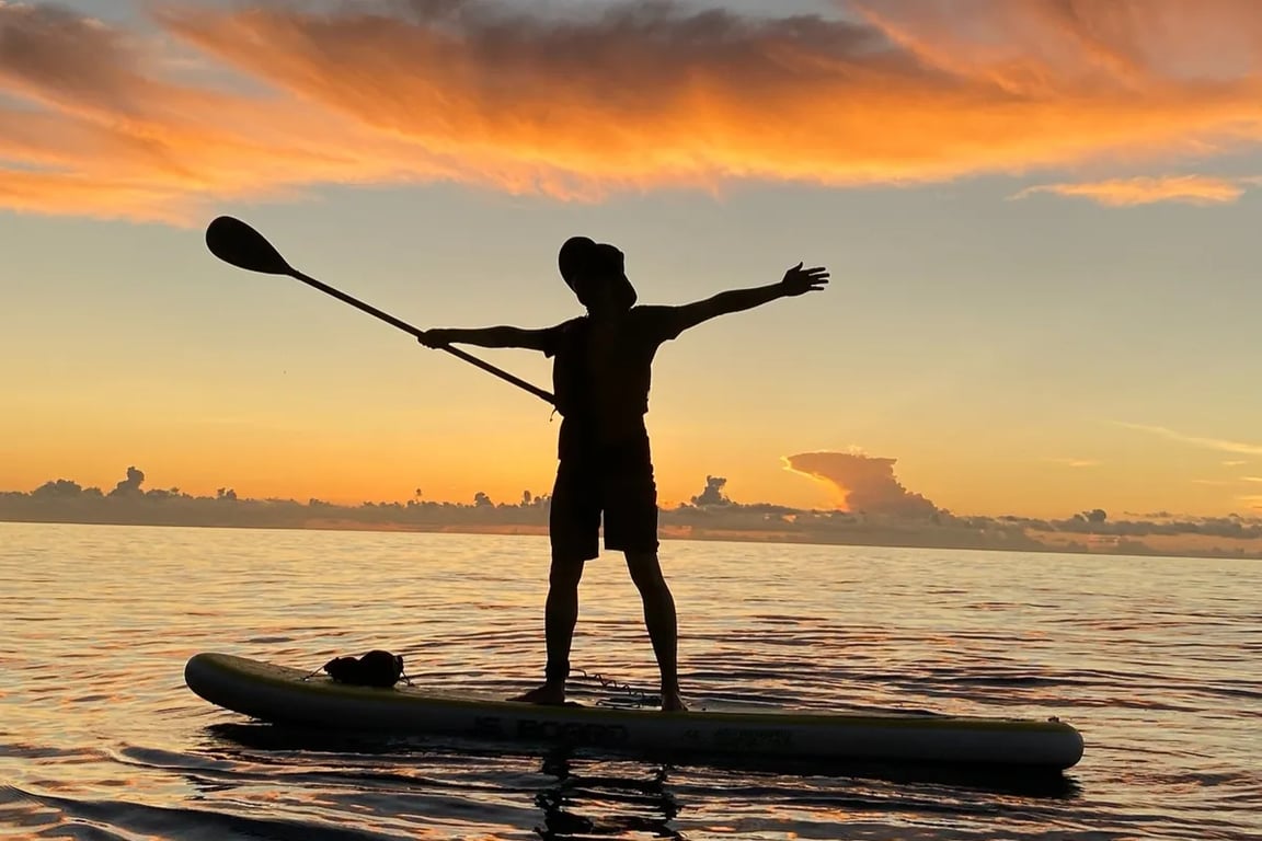 Sea kayak silhouetted against the morning sky — a customer photo by an Eye Travel Taiwan instructor