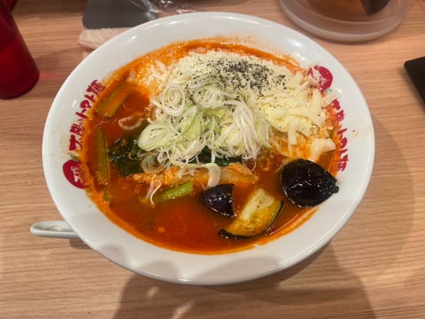 友達とトマトラーメンを食べに行きました！