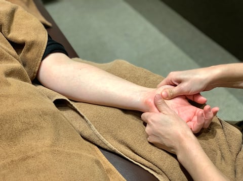 ぽかぽかハンドケアで首肩をラクに(^^♪