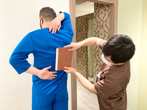 背中で握手、できますか？　リラク北浦和店