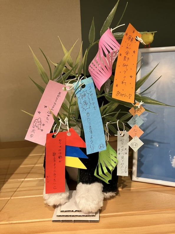 お店にミニ七夕飾りを設置