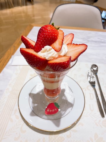 パフェを食べに行ってきました！