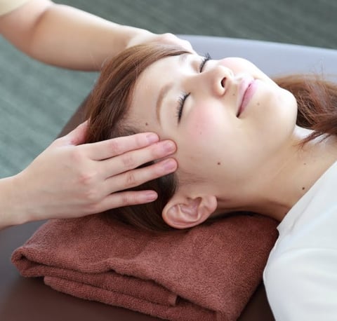 マイナスｰ5℃炭酸泡でジュワーとドライヘッドスパ・いつも頑張られている自身に、ご褒美♪お日頃のお疲れをスッキリ解消いかでしょうか