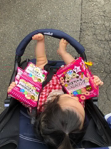 両手におかしでにんまり