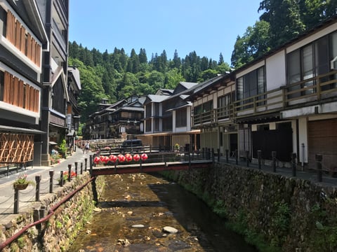 大正ロマン！情緒あふれる温泉街、銀山温泉