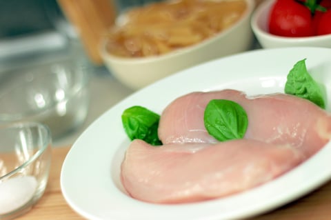 ビルダー直伝！ダイエットにぴったりのぱさつく鶏むね肉を美味しく食べる調理法！