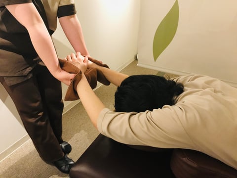 肩をマッサージしても、すぐに疲れが溜まってしまう。そんなお悩みは、ストレッチで解消しませんか？｜マッサージのように気持ちいい、肩甲骨ストレッチのリラク日本橋店【東京駅,日本橋駅,大手町駅,三越前駅すぐ】