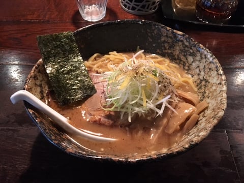 学芸大学ラーメンマジうまい日記「麺屋すする」さんの濃厚豚骨しょう油ラーメン食べに行きました。