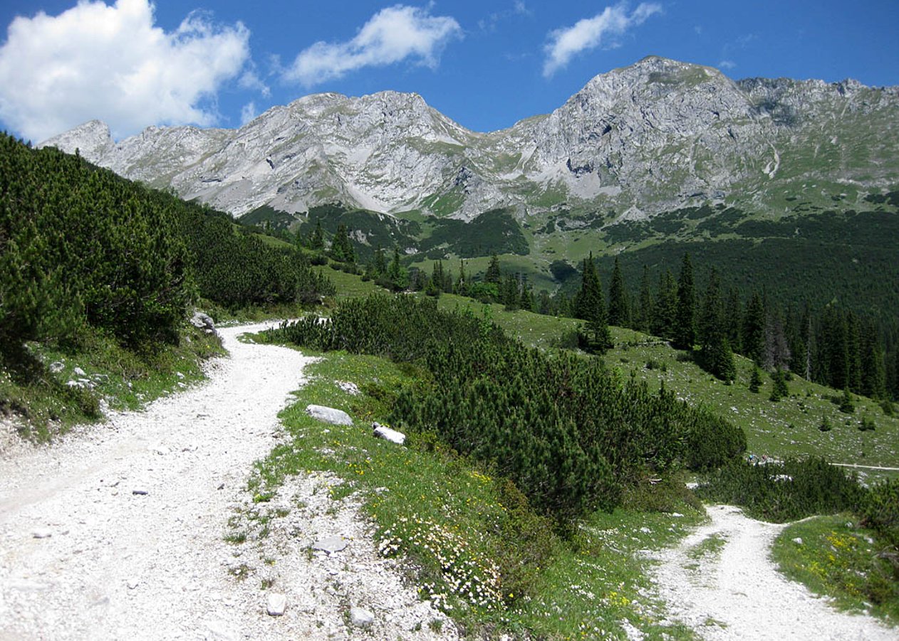 Von Hinterriß durch das Johannestal über den kleinen Ahornboden und Hochalmsattel zum Karwendelhaus