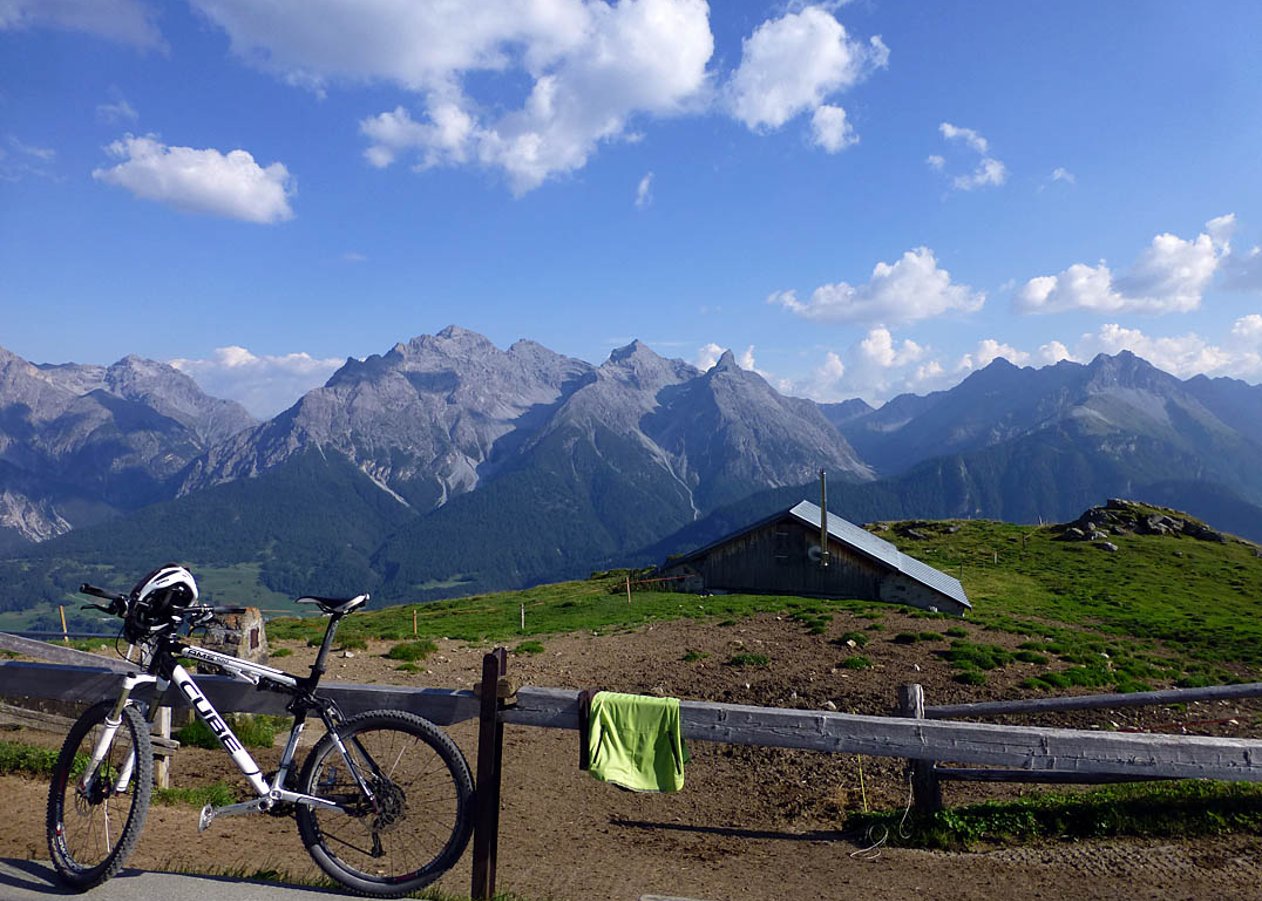Ausgedehnte Panoramatour im Unterengadin von Susch am Inn über Lavin und Guarda nach Ftan und anschließend hinauf zur Alp Laret