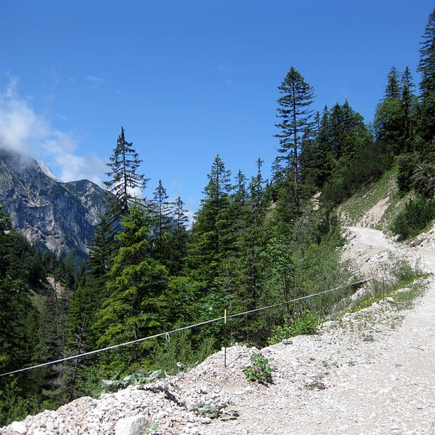 Vom Rißbachtal bei Hinterriß über die Plumsalm zur Plumsjochhütte unterhalb des Plumssattels
