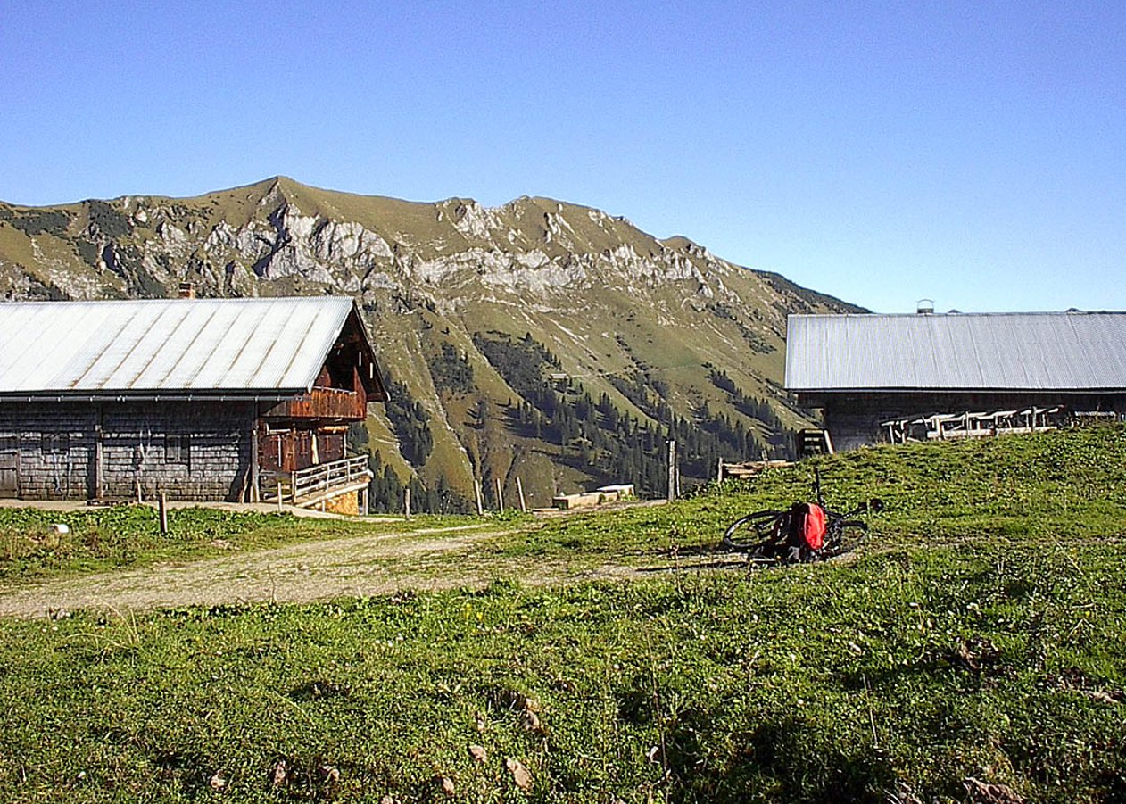 Bächental-Rundtour von Lenggries Fall am Sylvensteinspeicher in Richtung Steinölbrennerei Tirol mit Abstecher zur Tiefenbachalm